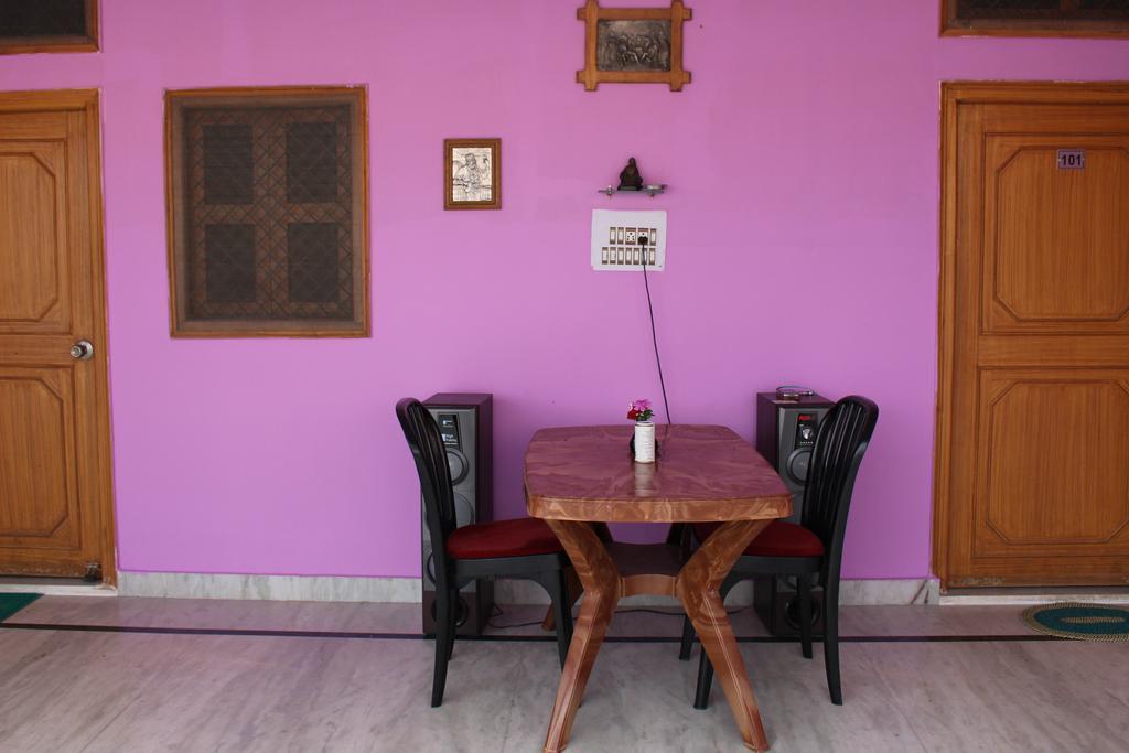 Prem Home Stay ขชุราโห ภายนอก รูปภาพ